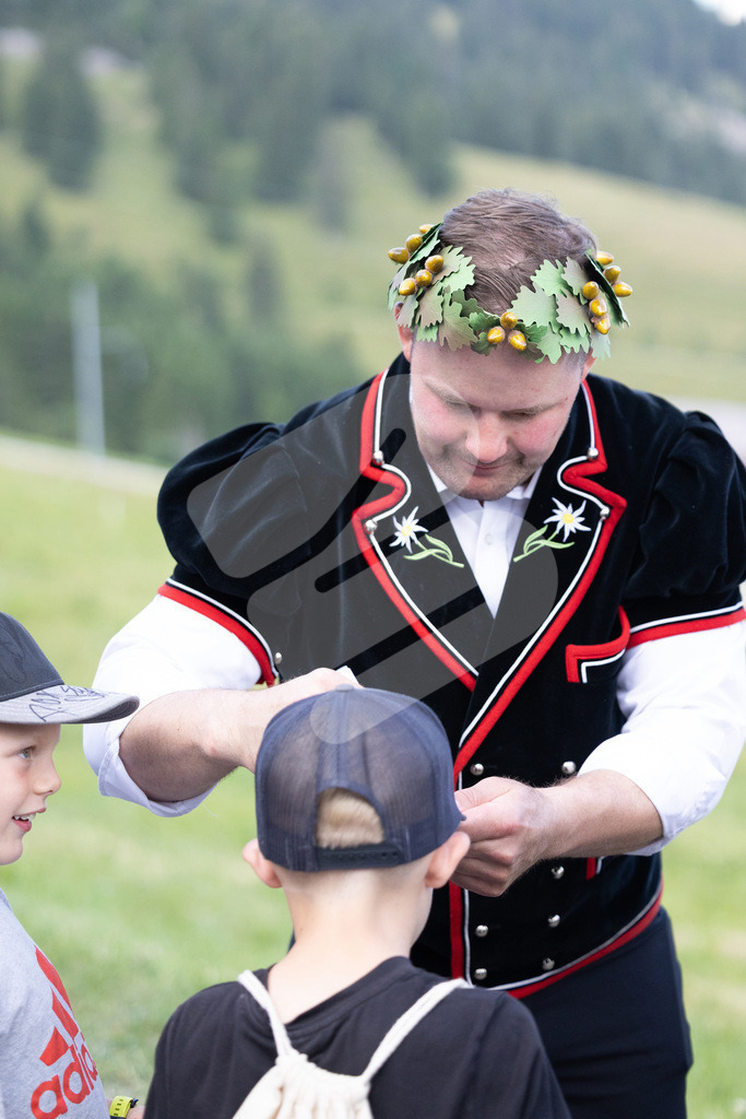 Rigi2025_3211 | Die Schwinger des Schwyzer Kantonalen Schwingerverbandes: Fotos, die Dynamik und Leidenschaft festhalten, sowie emotionale Momente aus dem traditionellen Schwingsport zeigen. - Realisiert mit Pictrs.com