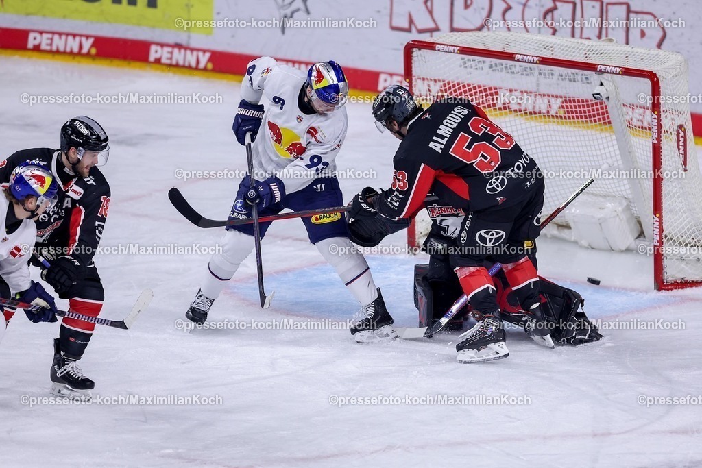 KEC28012501009 | 28.01.2025, Eishockey, DEL, Kölner Haie - EHC Red Bull München, Spieltag 41, Lanxess-Arena Köln: Filip Varejcka (EHC München #91) trifft zum 2:0 für München. Julius Hudacek (Kölner Haie #35) und Adam Almquist (Kölner Haie #53) werden von Maximilian Kastner (EHC München #93) abgelenkt so dass der Puck durch die Beine des Torwarts ins Tor rutschen kann. 
