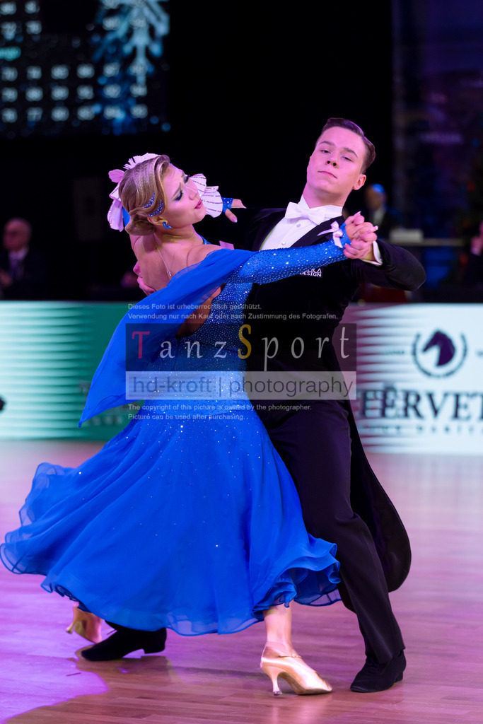 20241215_WDSF_Int_Open_Std-Riga-8643 | Tanzsportbilder, Standardtanz, Lateintanz, WDSF, DTV, LTVB, dancecomp, goc, hessen tanzt, blaues band der spree, walzer, tango, wiener walzer, slowfox, quickstepp, samba, rumba, cha-cha-cha, paso doble. jive, hd-kroft photography, turniertanzsport