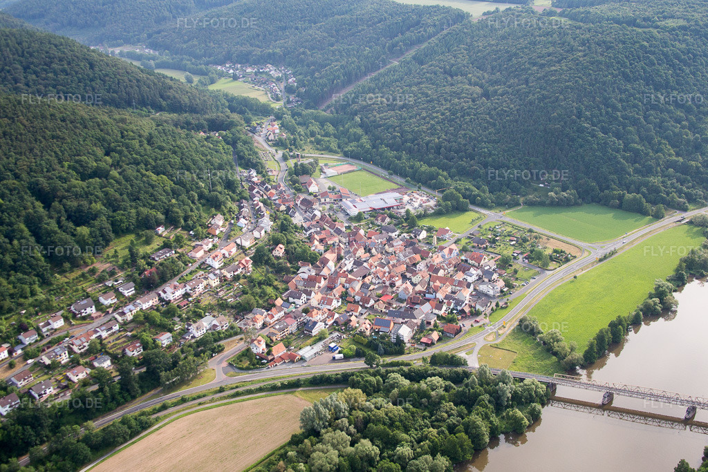 Luftbild: Fluß- Uferbereichen des Main in Hasloch im Bundesland Bayern in Deutschland. Foto: IMG_089701.jpg vom 11.06.2016 durch Werner Riehm/FLY-FOTO.de
