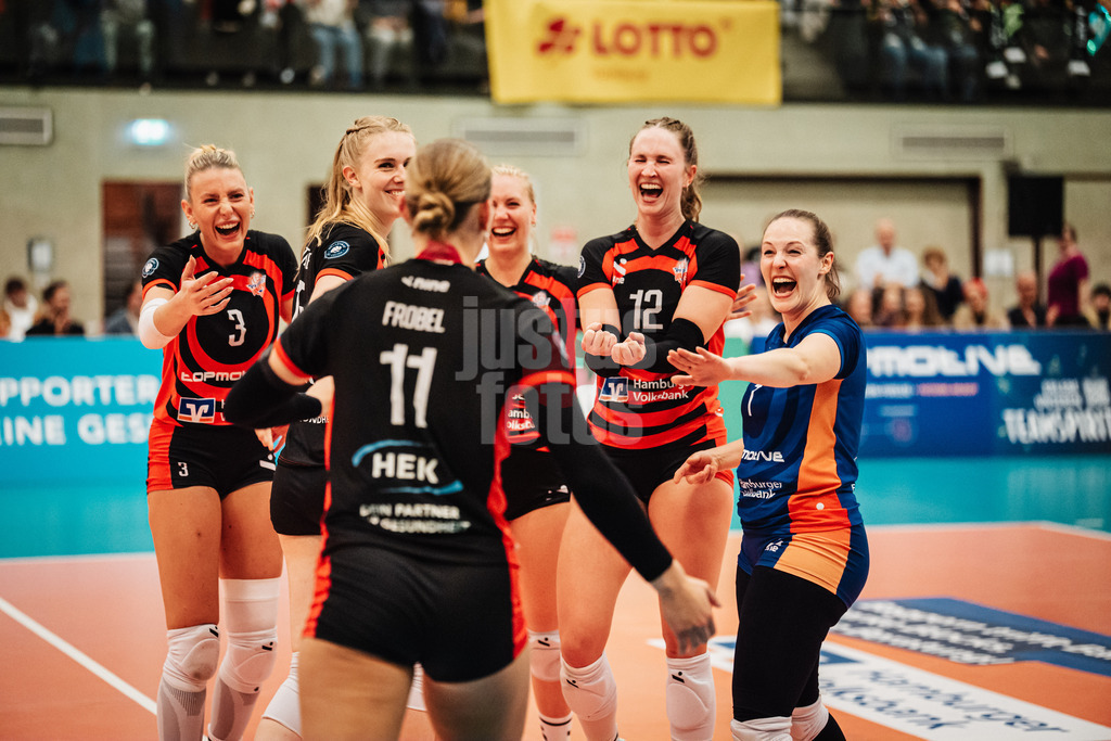 Volleyball | Frauen | Saison 2025/2026 | Volleyball Bundesliga | ETV Hamburger Volksbank Volleys vs. Ladies in Black Aachen | 29.10.2025 | ETV jubelt, v.l. Lina Köster (#3, ETV Hamburger Volksbank Volleys), Alexa Sophie Thaden (#15, ETV Hamburger Volksbank Volleys), Svea Frobel (#11, ETV Hamburger Volksbank Volleys), Luise Klein (#9, ETV Hamburger Volksbank Volleys), Hannah Ammerman (#12, ETV Hamburger Volksbank Volleys) und Jana-Marie Meiser (#1, ETV Hamburger Volksbank Volleys)