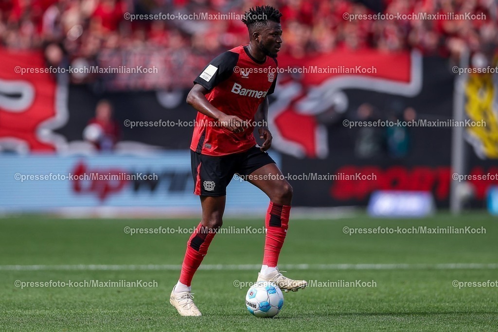 B0411052503421 | 11.05.2025, Fußball, Bayer 04 Leverkusen - Borussia Dortmund, 1. Fußball Bundesliga, 33. Spieltag, BayArena, Saison 2024 2025: Edmond Tapsoba (Bayer04 Leverkusen #12) DFB regulations prohibit any use of photographs as image sequences and or quasi-video.