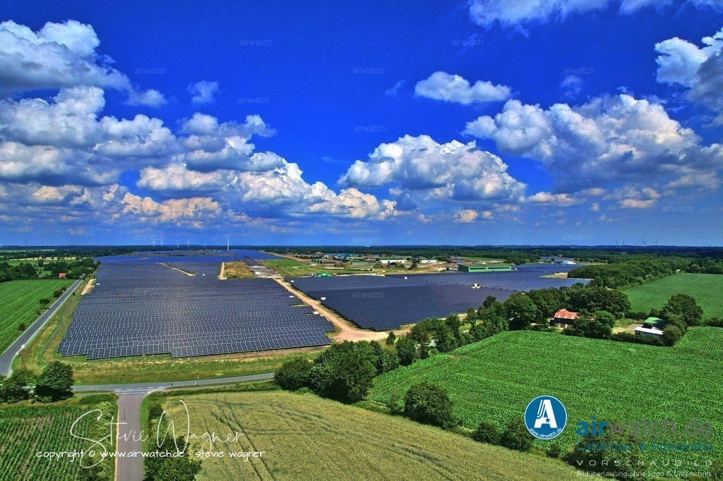 Solarpark Eggebek in Schleswig-Holstein - Energieüberschüsse | Bei einer Lebensdauer von über 30 Jahren liefert die Anlage danach jahrzehntelang reine Energieüberschüsse.  Zudem sind moderne Module zu bis zu 95 % recycelbar; wertvolle Rohstoffe wie Glas, Aluminium und Silizium werden in geschlossenen Kreisläufen zurückgewonnen, was den Bedarf an Primärrohstoffen senkt.