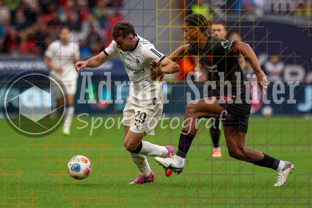 Bayer 04 Leverkusen vs Borussia Mönchengladbach - Bundesliga  | Leverkusen, Deutschland, 21.09.25:   Joseph Michael Scally (Borussia Mönchengladbach) und Loic Bade (Bayer 04 Leverkusen) im Kampf um den Ball waehrend des Spiels der Bundesliga zwischen  Bayer 04 Leverkusen vs Borussia Mönchengladbach in der BayArena(Foto von Brauer-Fotoagentur / Adrian Schlueter)