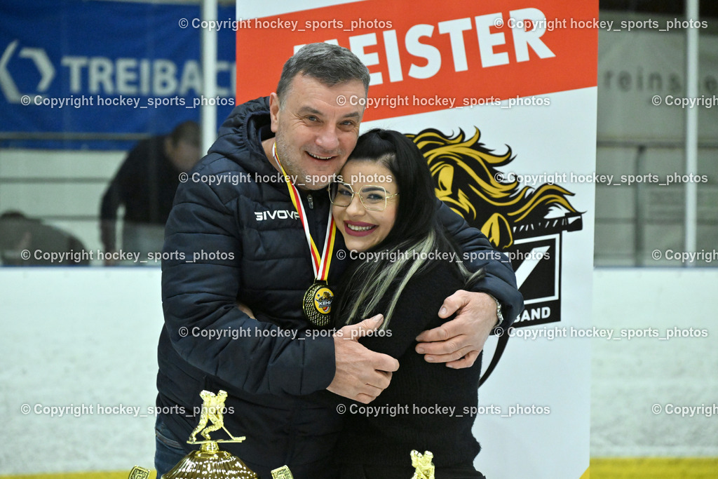 ESC Sparkasse Steindorf Meister 2025/26 | Sektionsleiter ESC Steindorf Hans Tschernutter mit Tochter, ESC Sparkasse Steindorf Meister 2025/26, ESC Sparkasse Steindorf Meister 2025/26 am 08.03.2026 in Althofen (Stadthalle Althofen), Austria, (Photo by Bernd Stefan)