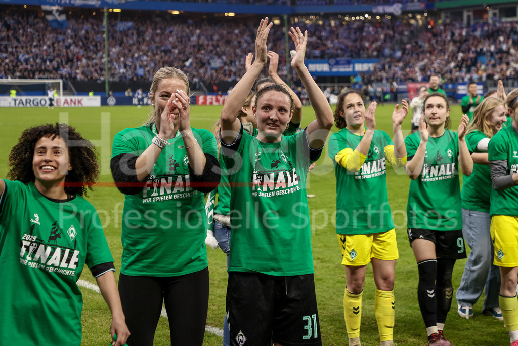 Fussball, DFB-Pokal Frauen, Hamburger SV - SV Werder Bremen | v.li.: Spielerinnen des SV Werder Bremen mit Jubel über den Sieg, Freude über das gewonnene Spiele, DIE DFB-RICHTLINIEN UNTERSAGEN JEGLICHE NUTZUNG VON FOTOS ALS SEQUENZBILDER UND/ODER VIDEOÄHNLICHE FOTOSTRECKEN. DFB REGULATIONS PROHIBIT ANY USE OF PHOTOGRAPHS AS IMAGE SEQUENCES AND/OR QUASI-VIDEO.
