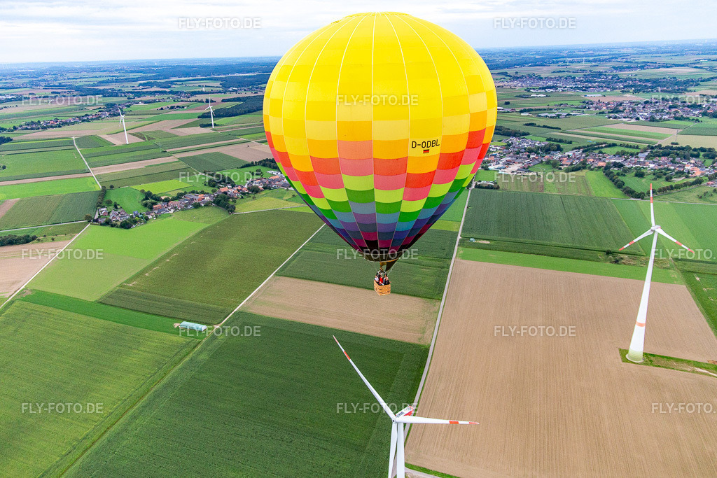 Heißluftballon fährt knapp am Windrad | Luftbild: Heißluftballon fährt knapp am Windrad im Ortsteil Straeten in Heinsberg im Bundesland Nordrhein-Westfalen in Deutschland. Foto: IMG_143423.jpg vom 07.09.2024 durch ©2025 Werner Riehm fly-foto.de/copyright - Realisiert mit Pictrs.com