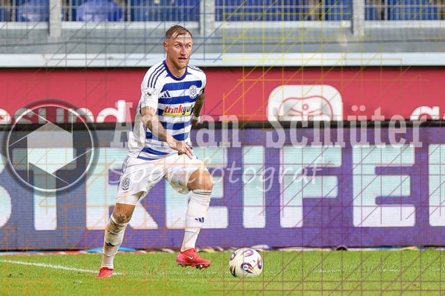 MSV Duisburg vs VfB Stuttgart II - 3. Liga | Duisburg, Deutschland, 02.08.25:   Alexander Hahn (MSV Duisburg) in Aktion am Ball, Einzelaktion waehrend des Spiels der 3. Liga MSV Duisburg vs VfB Stuttgart II in der schauinsland-reisen-arena(Foto von Brauer-Fotoagentur / Adrian Schlueter)