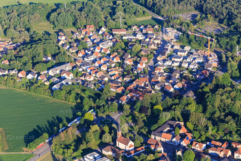 Luftbild: Rue des Choux Fleurs gegenüber dem Cimetière de Schweighouse-sur-Moder in Schweighouse-sur-Moder im Bundesland Bas-Rhin in Frankreich. – Foto: IMG_115469.jpg vom 16.06.2019 durch Werner Riehm/FLY-FOTO.de – Auflösung des Originals: 5107 x 3405 px