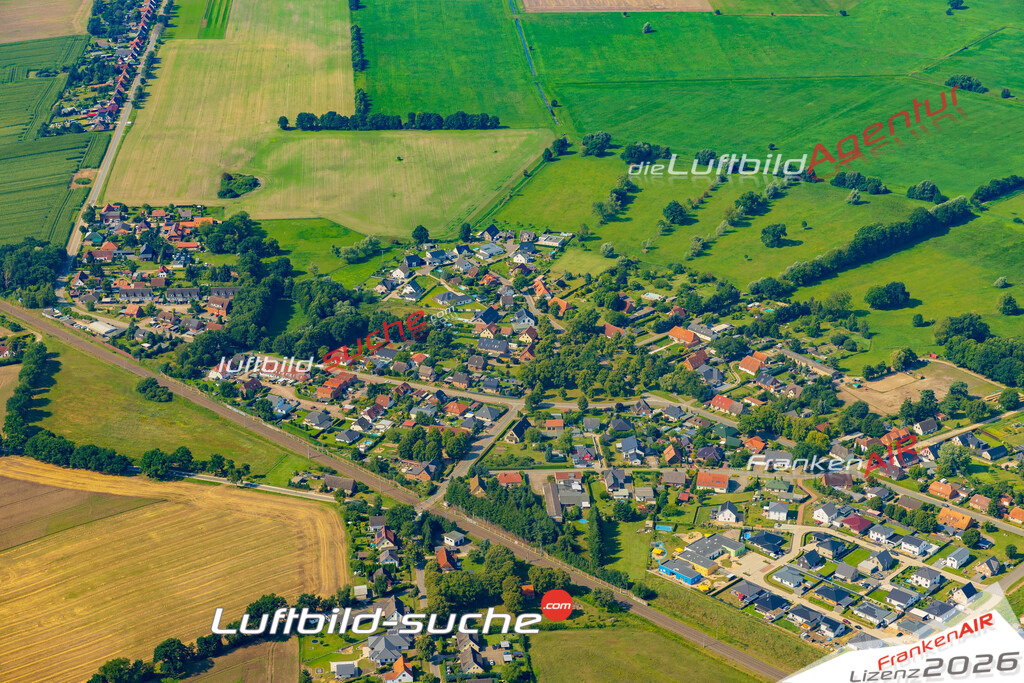 Vs Google Maps Holthusen - Die Luftaufnahme wurde 2025 vom UL-Flugzeug heraus erstellt ( keine Drohnenaufnahme ) - Hochauflösende Luftaufnahme - für Wandbilder und großformatige Ausdrucke geeignet. Das besondere Geschenk!Hier alle&nbsp;Infos zur Lizenzierung der LuftaufnahmeWir fliegen auch dieses Jahr wieder in Ihre Region um Luftbilder zu erstellen.- Luftbild anfragen