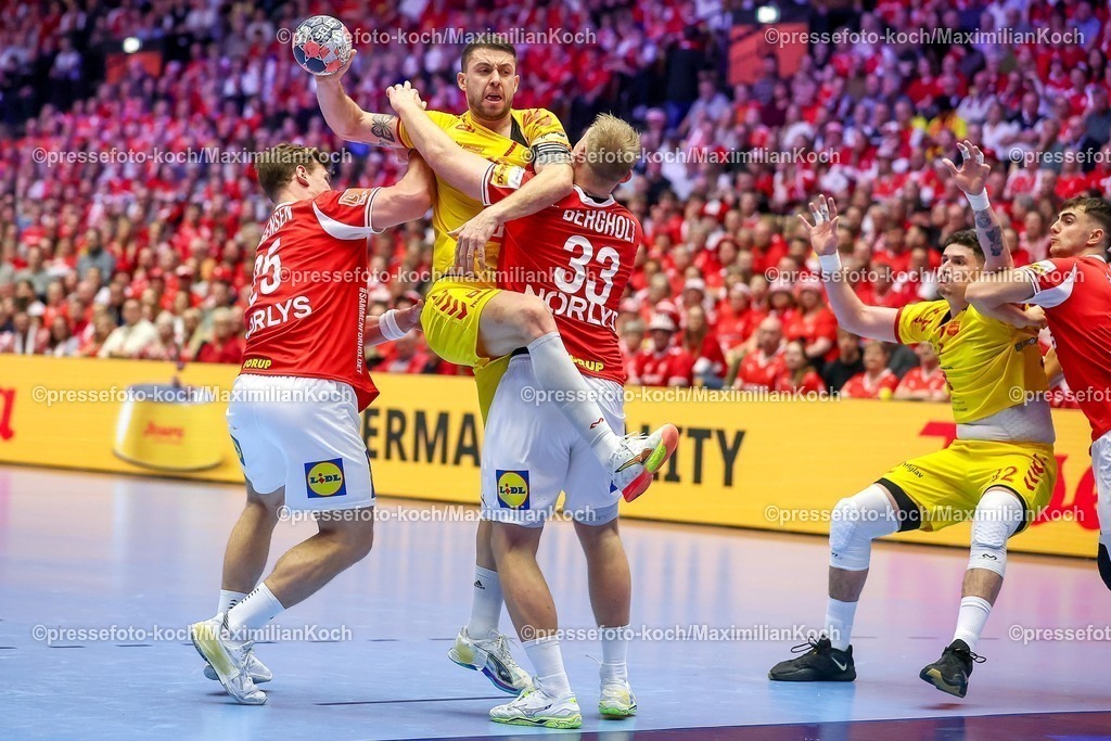 EHF16012602049 | 16.01.2026, Handball, Men's EHF EURO 2026, Dänemark - Nordmazedonien, Jyske Bank Boxen in Herning, Dänemark, Preliminary Round:  Filip Kuzmanovski (North Macedonia #18) wird von  Lukas Lindhard Jorgensen (Denmark #25) und  Emil Siersbaek Bergholt (Denmark #33) am Kreis festgemacht 