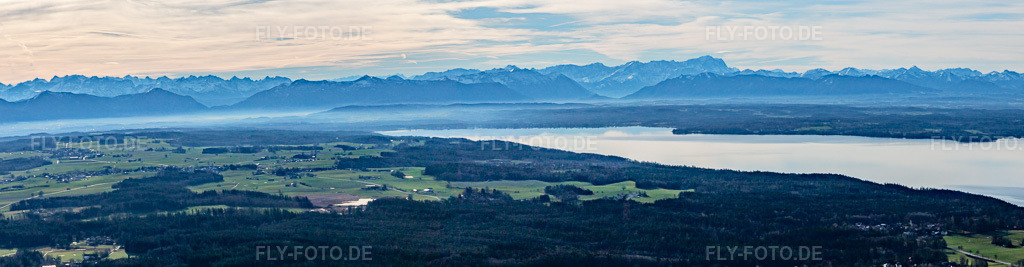 Luftbild: mit Alpenpanorama in Starnberger See im Bundesland Bayern in Deutschland. Foto: IMG_139544-Pano.jpg vom 27.12.2023 durch Werner Riehm/FLY-FOTO.de – Auflösung des Originals: 13336 x 3473 px