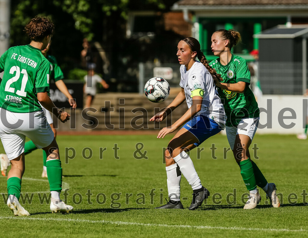 2023-09-16_022_FC_Forstern_gegen_VfL_Sindelfingen_Ladies_I | Forstern, Deutschland, 16.09.2023:
Fußball, B-Juniorinnen-Bundesliga Süd 2023 / 2024, 2. Spieltag, FC Forstern gegen VfL Sindelfingen Ladies I, Endergebnis: 4:1

Kaja Hegel (VfL Sindelfingen Ladies I, #16), Josephine Mroncz (FC Forstern, #3)

Foto: Christian Riedel / fotografie-riedel.net