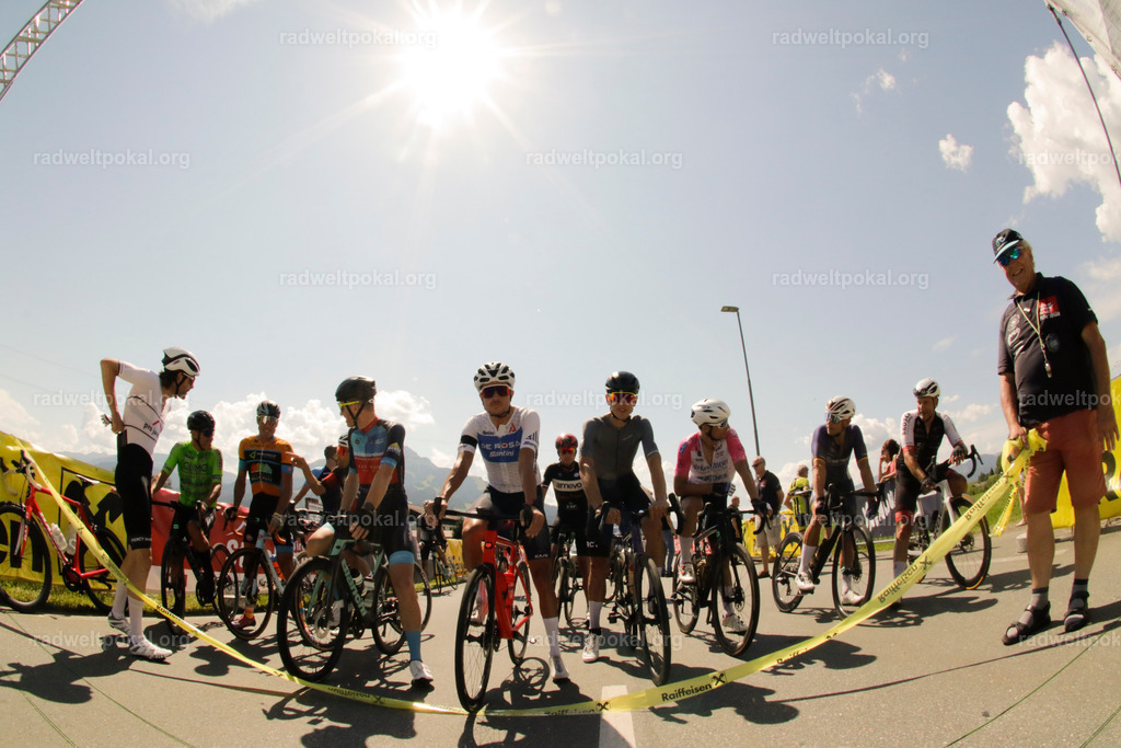 637_20230817_Bewerb_Maenner_Muehlanger | AUT - OESTERREICH, 2023-08-16: SPORT RENNRAD-FAHREN - 55. INTERNATIONALER RADWELTPOKAL IN ST. JOHANN IN TIROL  - Vintage-Radrennen mit WM-Bronze-Medaillen-Siegerin Christina Schweinberger, den Teilnehmer und Alexander Baumann (vom Orginastions-Team) - TAG 2 BEWERB MAENNER IN SECHS GRUPPEN  ; Foto: Roland Muehlanger
