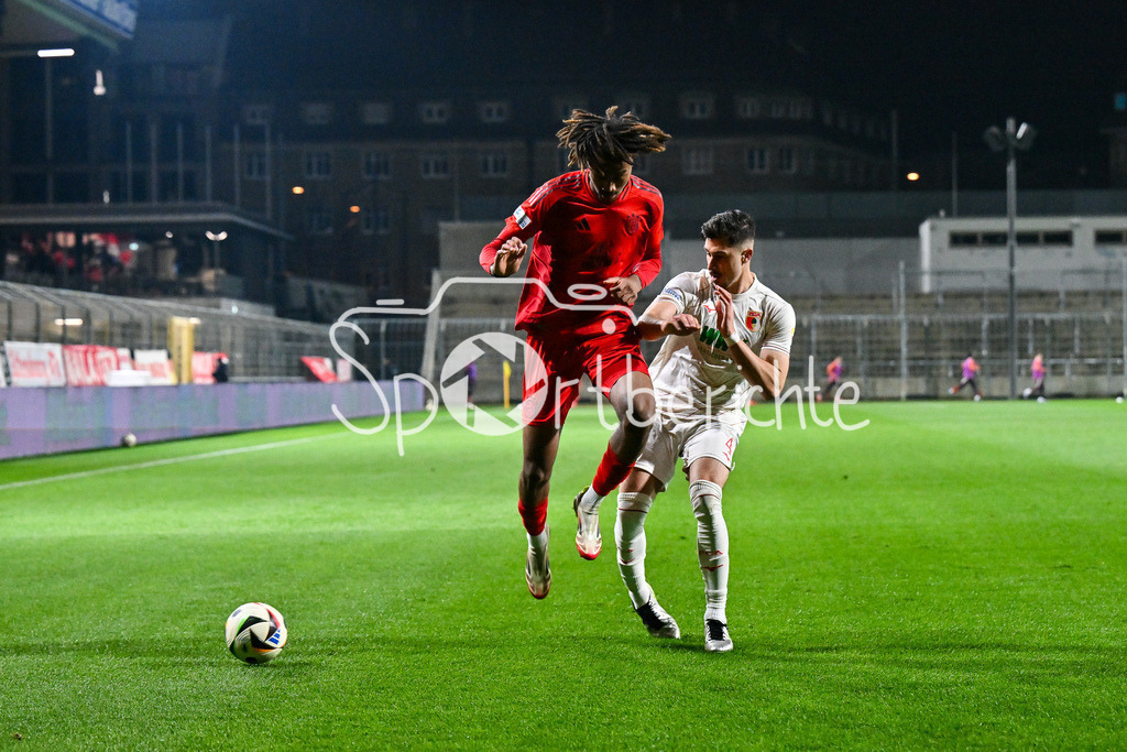 FC Bayern Amateure - FC Augsburg II | im Duell Jonah Daniel KUSI-ASARE (FC Bayern München II #9) und Daniel KATIC (FC Augsburg II 4) / Zweikampf / Regionalliga Bayern: FC Bayern Muenchen II - FC Augsburg II, Gruenwalder Stadion am 14.03.2025