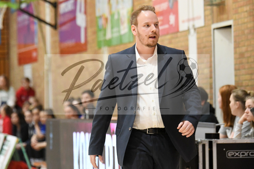 20200126_PANHAL_0038 | Basketball, Frauen: Trainer Mario Zurkowski (GiroLive-Panthers Osnabrück) schaut beim Spiel der Toyota DBBL zwischen GiroLive-Panthers Osnabrück vs. GISA LIONS SV Halle am 26.01.2020 im Panthers Dome in Osnabrück, Deutschland.(Foto von Nico Paetzel) - Realisiert mit Pictrs.com