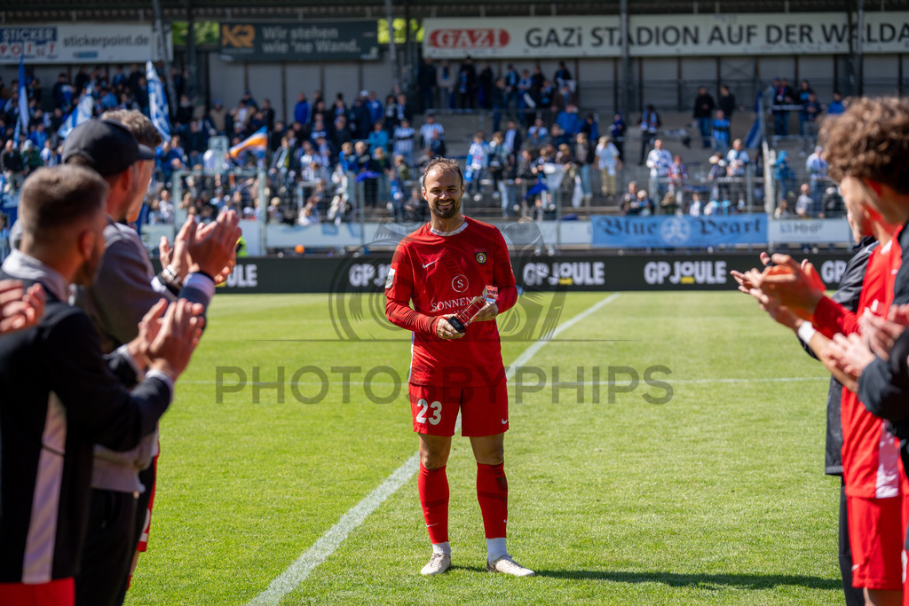 Stuttgarter Kickers vs. SG Sonnenhof Großaspach, Fussball, Regionalliga Suedwest, 34. Spieltag, 16.05.2026 | Fabian Eisele (SG Sonnenhof Großaspach, #23) bekommt die Torjägerkanonen/Torjaegerkanone überreicht/ueberreicht,Stuttgarter Kickers vs. SG Sonnenhof Großaspach, Fussball, Regionalliga Suedwest, 34. Spieltag, 16.05.2026