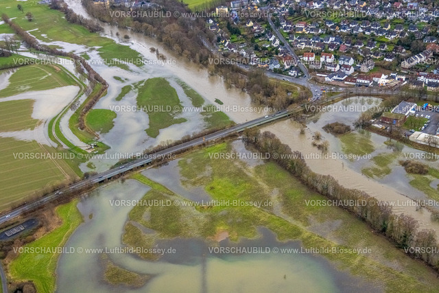 Schwerte231201430 | Luftbild, Ruhrhochwasser, Weihnachtshochwasser 2023, Fluss Ruhr tritt nach starken Regenfällen über die Ufer, Überschwemmungsgebiet Wiesen und Bäume im Wasser, Wassergewinnungsanlage Ergste, Ruhrbrücke Bethunestraße, Schwerte, Ruhrgebiet, Nordrhein-Westfalen, Deutschland