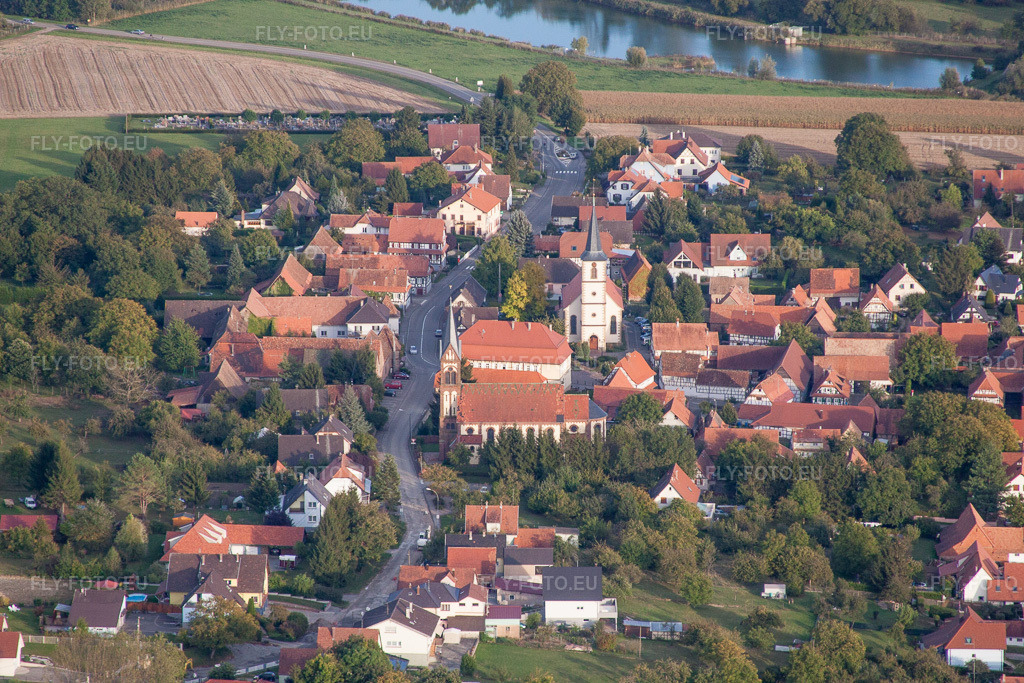 Vue aérienne: Église au centre du village à Kutzenhausen dans le département Bas Rhin, France. Photo: IMG_53728.jpg prise le 30/09/2012 par Werner Riehm/FLY-FOTO.eu – Résolution de l'original: 4752 x 3168 px
