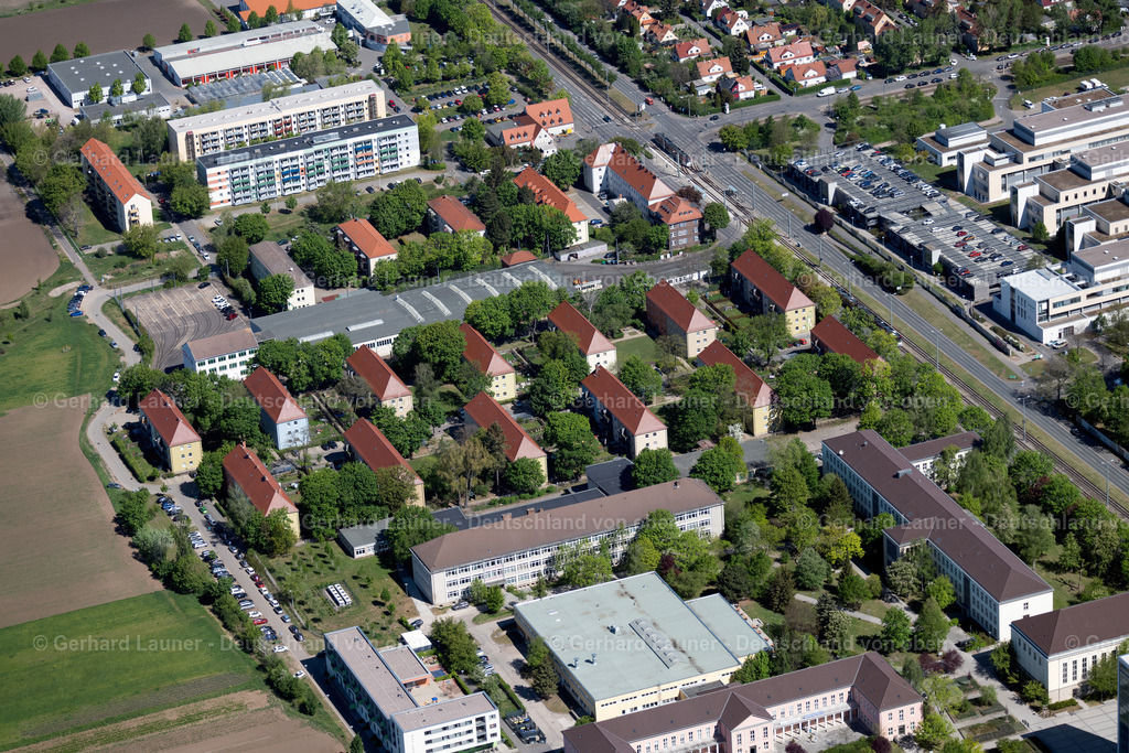 4026709 | ERFURT 07.05.2020 Wohngebiet der Mehrfamilienhaussiedlung am "EVAG Betriebshof Nordhäuser Straße" an der Elbestraße im Ortsteil Andreasvorstadt in Erfurt im Bundesland Thüringen, Deutschland. Weiterführende Informationen bei: Erfurter Verkehrsbetriebe AG. // Residential area of the multi-family house settlement on "EVAG Betriebshof Nordhaeuser Strasse" on Elbestrasse in the district Andreasvorstadt in Erfurt in the state Thuringia, Germany. Further information at: Erfurter Verkehrsbetriebe AG. Foto: Gerhard Launer