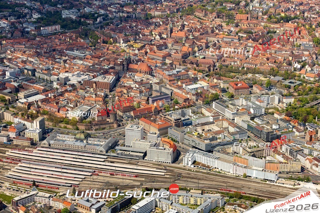 Das Luftbild zeigt Hauptbahnhof mit Altstadt Nürnberg - Die Luftaufnahme wurde 2023 vom UL-Flugzeug aus erstellt ( keine Drohne ) - Hochauflösende Luftaufnahme - Für grossformatige Ausdrucke geeignet. Die Geschenkidee !Mit Lizenz und Bildrechte bestellbar