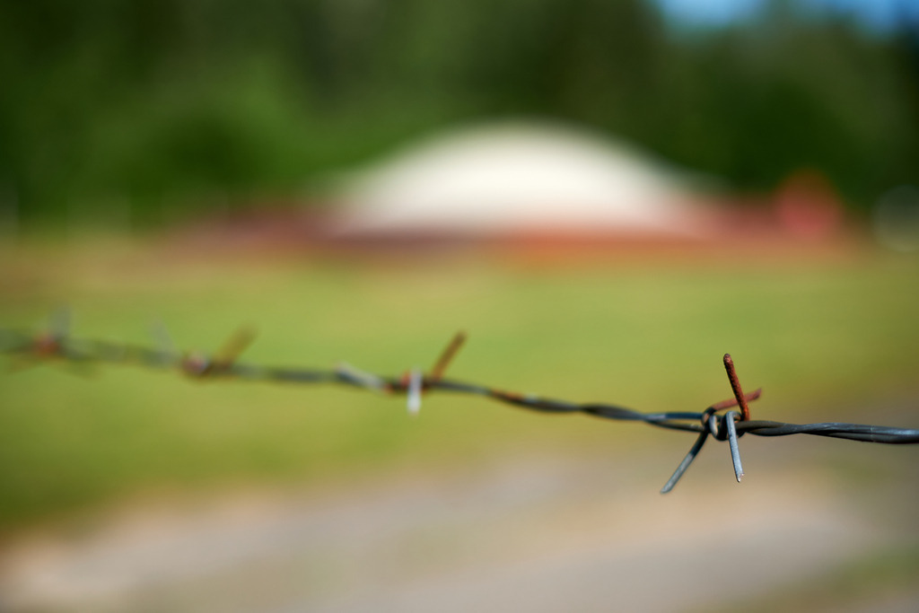 Militärmuseum des Kalten Krieges | Litauen - August 18, 2022: Militärmuseum des Kalten Krieges (ehemalige Raketenbasis); mit Stacheldraht abgesperrtes Gebiet. - Realisiert mit Pictrs.com