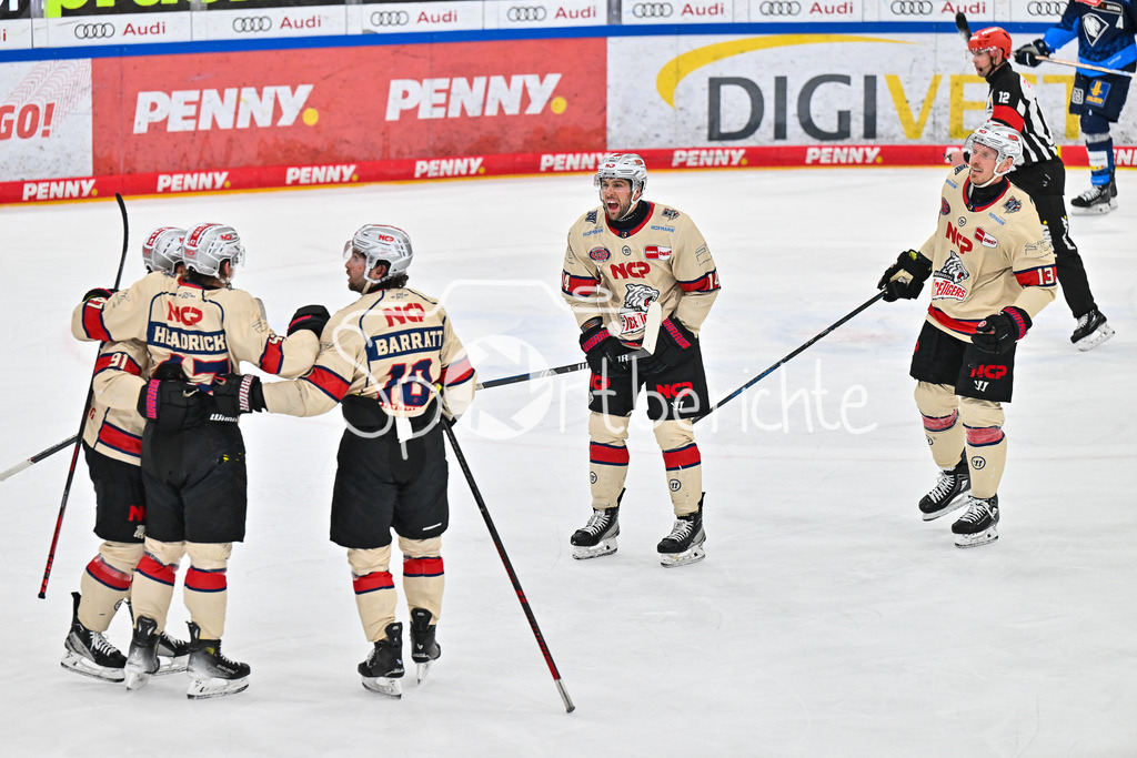 ERC Ingolstadt - Nuernberg Ice Tigers | Jubel der Gaeste nach dem Treffer zum 3-4 durch Owen HEADRICK (Nuernberg Ice Tigers 47) / Tor / Torschuetze / Freude / Happy / DEL: ERC Ingolstadt - Nuernberg Ice Tigers, Saturn Arena am 21.03.2025 /