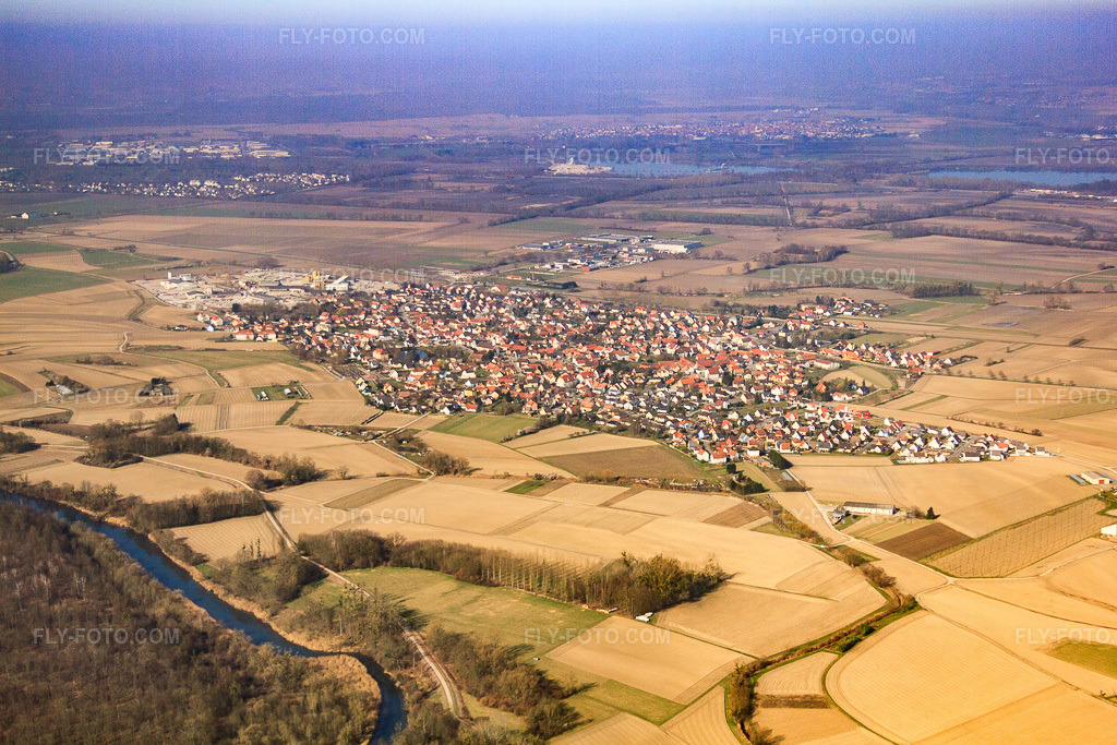 Aerial view: View of the town from the east in Kilstett in the state Bas-Rhin, France. – Photo: IMG_62904.jpg taken on 03/09/2014 by Werner Riehm/FLY-FOTO.com – Resolution of the original: 4752 x 3168 px