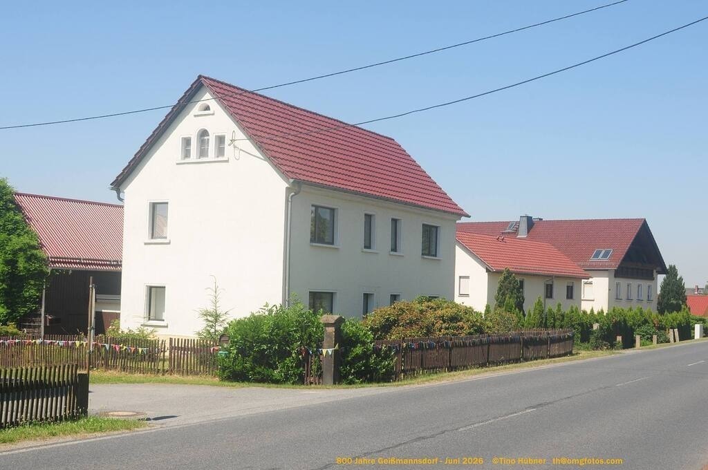 Geißmannsdorf-2026-Ortsbilder-032 | Geißmannsdorf bei Bischofswerda im Sommer 2026. Ein fotografischer Streifzug durch das Dorf Geißmannsdorf, mit Gebäuden, Straßen, Strohpuppen und geschmückten Vorgärten und Grundstücken anlässlich der 800-Jahr-Feier von Geißmannsdorf im Juni 2026 - Realisiert mit Pictrs.com