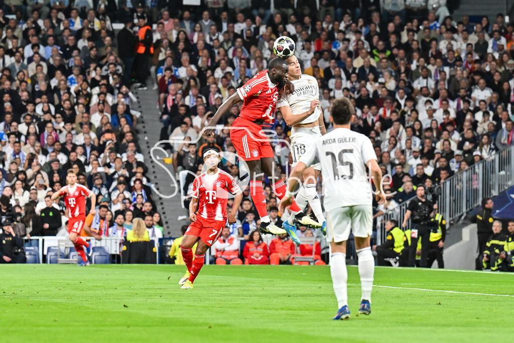 Real Madrid - FC Bayern München | MADRID, SPAIN - 07. APRIL: header between Dayot UPAMECANO (FC Bayern Munich 2) and Alvaro CARRERAS (Real Madrid 18) during the UEFA Champions League match between Real Madrid vs. FC Bayern Munich on Quarterfinal first leg at Estadio Santiago Bernabeu