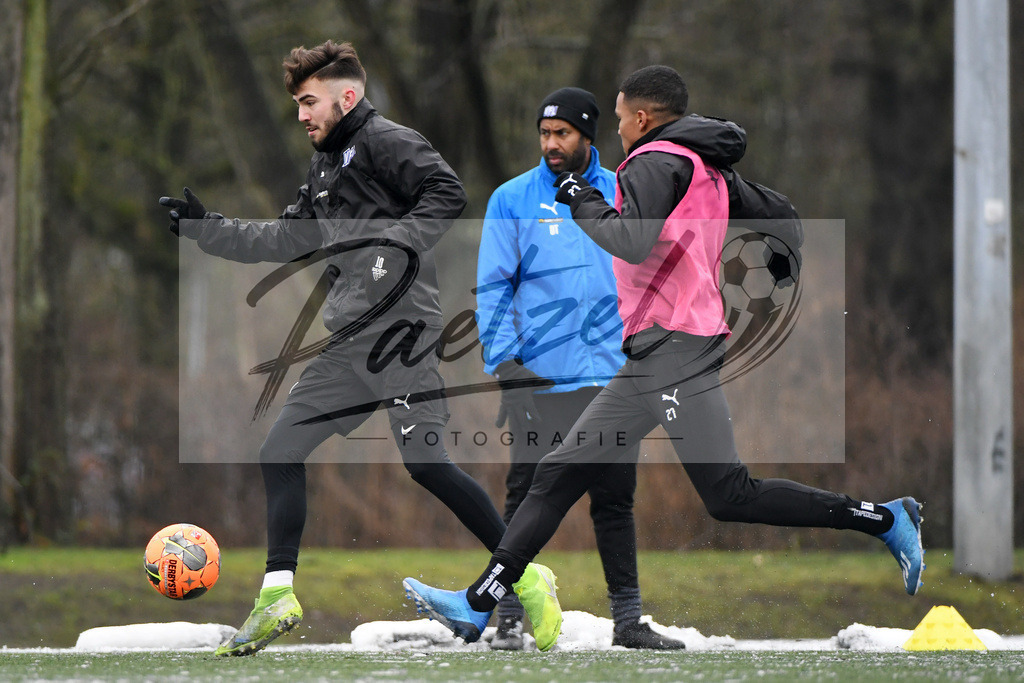 20200226_TRAOSN_0033 | Fussball, Herren: Marc Auge (VFL Osnabrueck U19) und Felix Agu (VfL Osnabrueck) im Zweikampf waehrend der Trainingseinheit des VfL Osnabrueck im Sportpark Illoshoehe am 26.02.2020 in Osnabrueck, Deutschland. - Realisiert mit Pictrs.com
