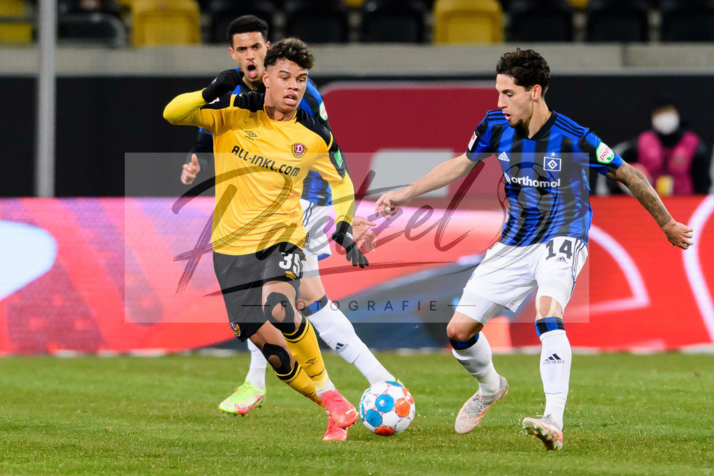 SGDHSV20220114_031 | Fussball, Herren: Ransford-Yeboah Koenigsdoerffer (SG Dynamo Dresden) und Ludovit Reis (Hamburger SV) im Zweikampf bei dem Spiel der 2. Bundesliga zwischen SG Dynamo Dresden und Hamburger SV im Rudolf-Harbig-Stadion am 14.01.2022 in Dresden, Deutschland.DFB / DFL REGULATIONS PROHIBIT ANY USE OF PHOTOGRAPHS AS IMAGE SEQUENCES AND/OR QUASI-VIDEO. - Realisiert mit Pictrs.com