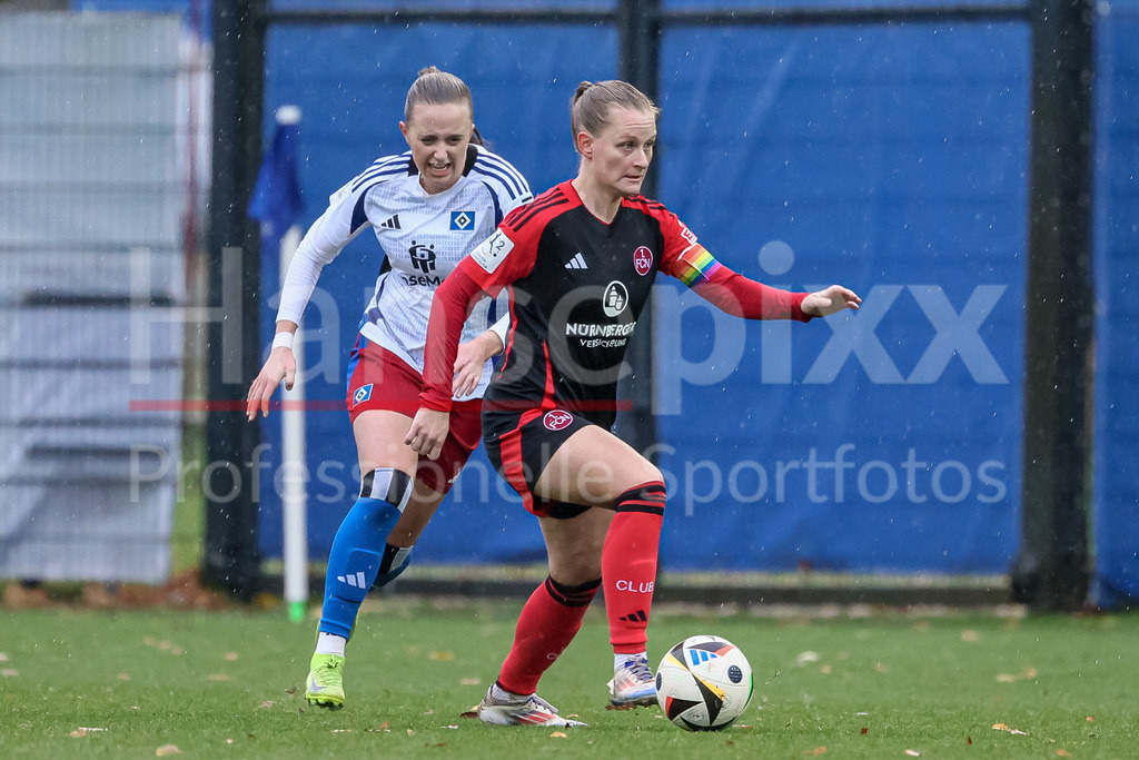 Fussball, 2. Frauen-Bundesliga, Hamburger SV - 1. FC Nürnberg | v.li.: Victoria Schulz (Hamburger SV, 19) und Luisa Guttenberger (1. FC Nürnberg, 4) im Zweikampf, Duell, Dynamik, Aktion, Action, Spielszene, DIE DFB-RICHTLINIEN UNTERSAGEN JEGLICHE NUTZUNG VON FOTOS ALS SEQUENZBILDER UND/ODER VIDEOÄHNLICHE FOTOSTRECKEN. DFB REGULATIONS PROHIBIT ANY USE OF PHOTOGRAPHS AS IMAGE SEQUENCES AND/OR QUASI-VIDEO.