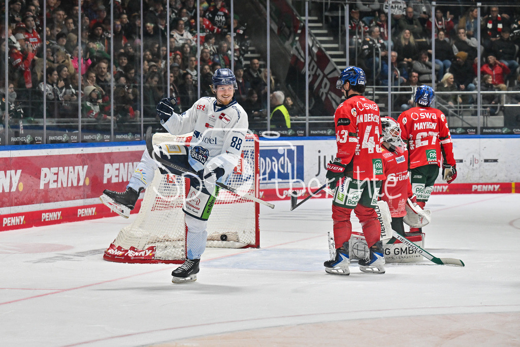 Augsburger Panther - Straubing Tigers | Augsburg, DEUTSCHLAND - 14. NOVEMBER: Jubel der Gäste nach dem Treffer zum 2-7 durch Wade ALLISON (Straubing Tigers 88) / Tor / Torschuetze / Freude / Happy beim Ligaspiel zwischen den Augsburger Panthern und den Straubing Tigers am 18. Spieltag der Penny DEL im Curt Frenzel Stadion am 14.11.2025