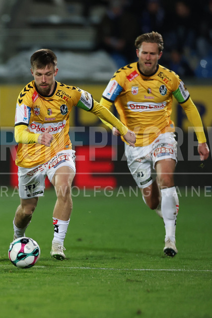 TSV Egger Glas Hartberg vs SV Oberbank Ried – Austrian Bundesliga Match | The image shows Philipp Pomer (Ried) run with the ball, at the Bundesliga match TSV Hartberg vs SV Ried at Profertil Arena Hartberg. 22.11.2025