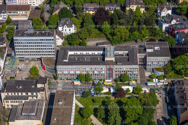 Witten240506849 | Luftbild, Himmelfahrtskirmes auf der Ruhrstraße am Gebäude der Sparkasse Witten Hauptstelle, Finanzamt Gebäude, Karussell und Verkaufsstände, Witten, Ruhrgebiet, Nordrhein-Westfalen, Deutschland
