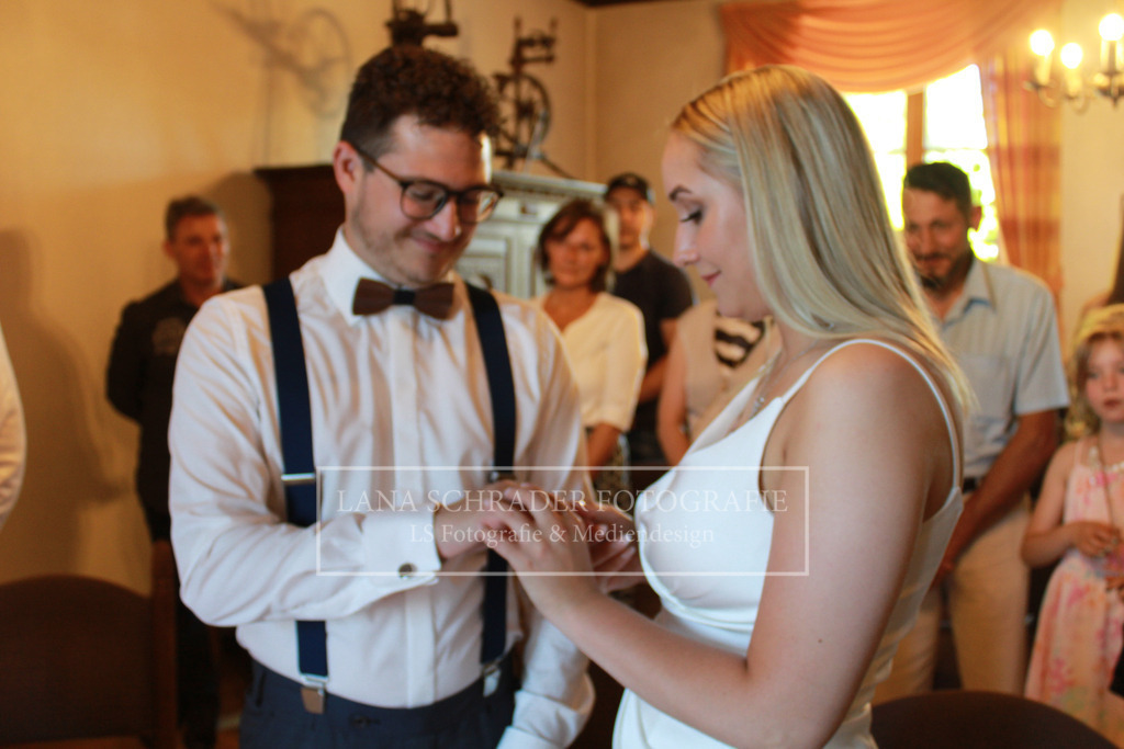 Hochzeit Sven _ Evi 30.06.22 Standesamt-21 | lanaschraderfotografie - Realisiert mit Pictrs.com