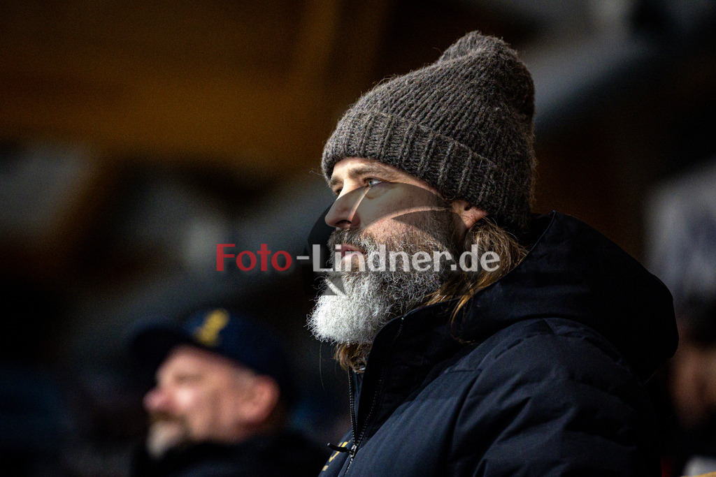 Peißenberg MINERS gegen EA Schongau MAMMUTS | Eishockey Bayernliga 2025/26 Vorrunde 20. Spieltag, Peißenberg MINERS gegen EA Schongau MAMMUTS, 20251221,Ty MORRIS (EA Schongau MAMMUTS hc) auf der Spielerbank,2025-12-21 in Peißenberg (flatbuy Arena Peißenberg), Ty MORRIS (EA Schongau MAMMUTS hc)Copyright: WolfgangxLindner www.foto-lindner.de