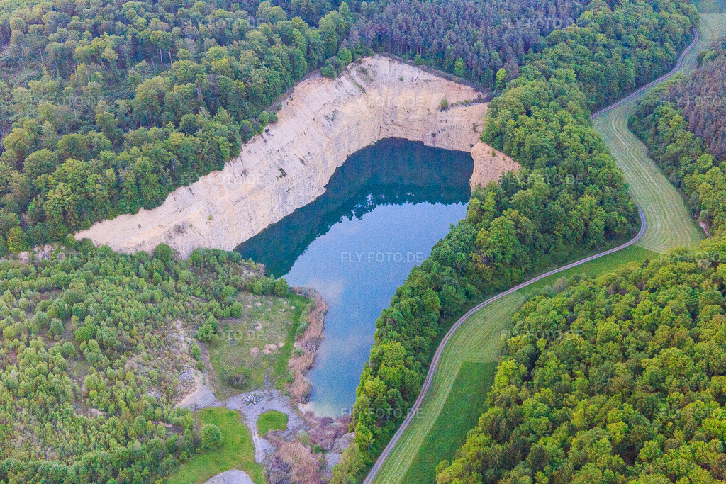 Luftbild: Steinbruchsee im Ortsteil Löffelsterz in Schonungen im Bundesland Bayern in Deutschland. Foto: IMG_099671.jpg vom 24.05.2017 durch Werner Riehm/FLY-FOTO.de