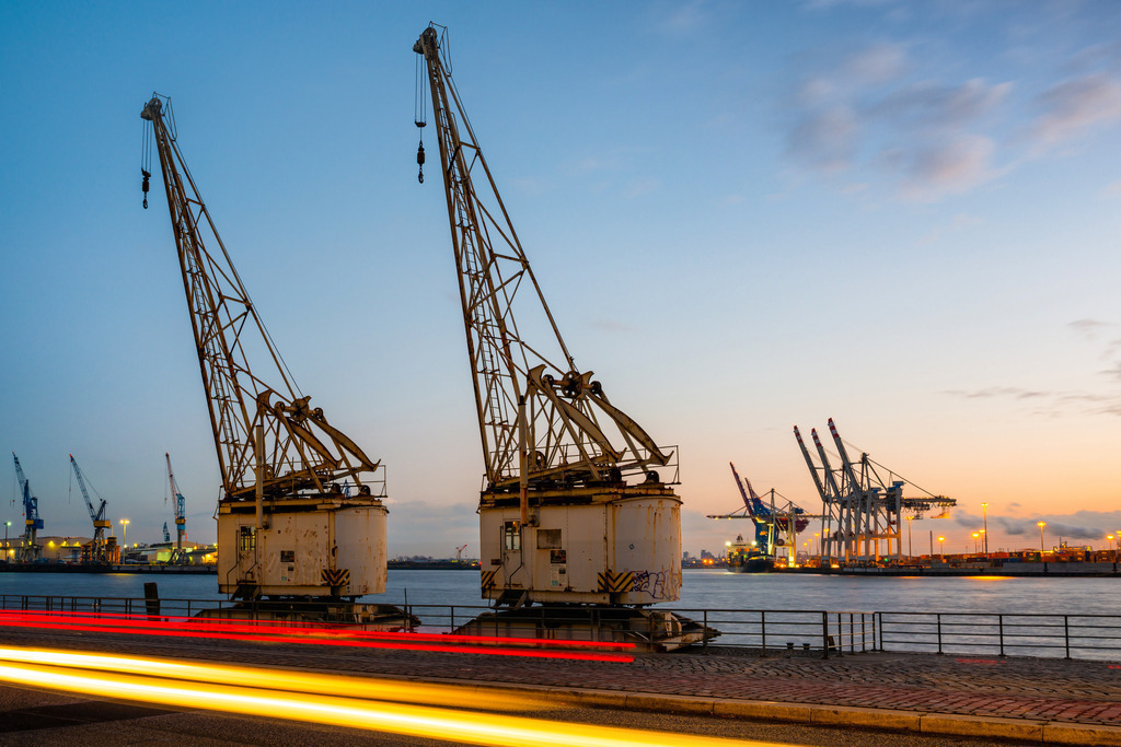 10241204 - Historische Hafenkräne | Historische Hafenkräne im Holzmarkt in Altona.