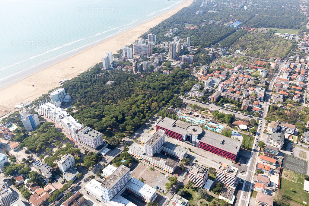 Aerial view: View of the town in Lignano Sabbiadoro in the state Udine, Italy. – Photo: IMG_098121.jpg taken on 04/03/2017 by Werner Riehm/FLY-FOTO.com – Resolution of the original: 5116 x 3411 px