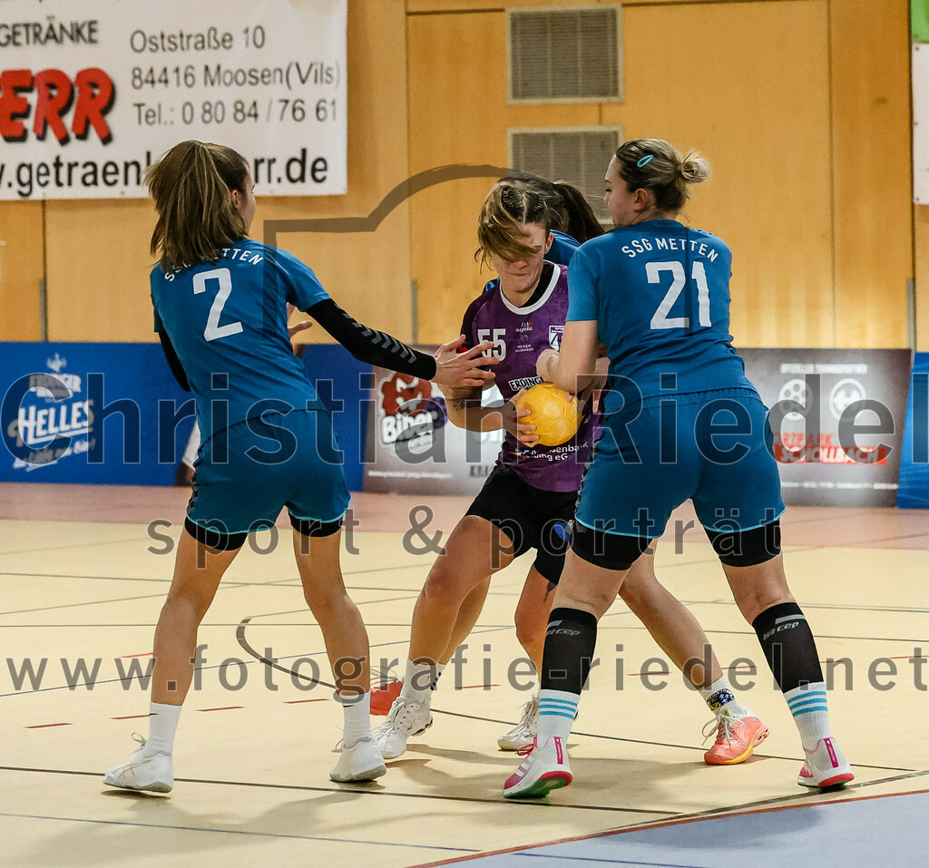 2024-02-24_030_SpVgg_Altenerding_gegen_SSG_Metten_Frauen | Erding, Deutschland, 24.02.2024:
Handball, Bezirksoberliga Frauen Altbayern 2023 / 2024, 15. Spieltag, SpVgg Altenerding gegen SSG Metten, Endergebnis: 32:28

Paula Gäck (SSG Metten, #2), Verena Bauer (SpVgg Altenerding, #55), Milena Niewöhner (SSG Metten, #21)

Foto: Christian Riedel / fotografie-riedel.net