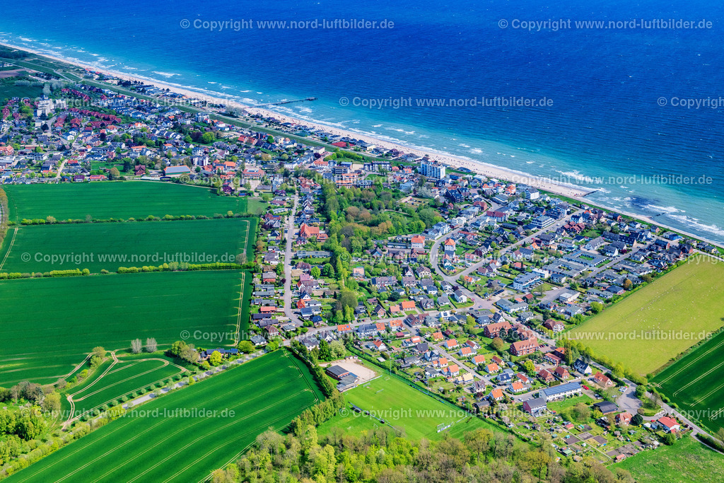 Dahme_Seebrücke_ELS_5500010524 | DAHME 01.05.2024 Stadtansicht am Meeres-Küstenbereich der Ostsee an der Straße An der Strandpromenade in Dahme an der Ostseeküste im Bundesland Schleswig-Holstein, Deutschland. Weiterführende Informationen bei: Tourismus Service Dahme. // City view on sea coastline of Baltic Sea on street An der Strandpromenade in Dahme at the baltic sea coast in the state Schleswig-Holstein, Germany. Further information at: Tourismus Service Dahme. Foto: Martin Elsen