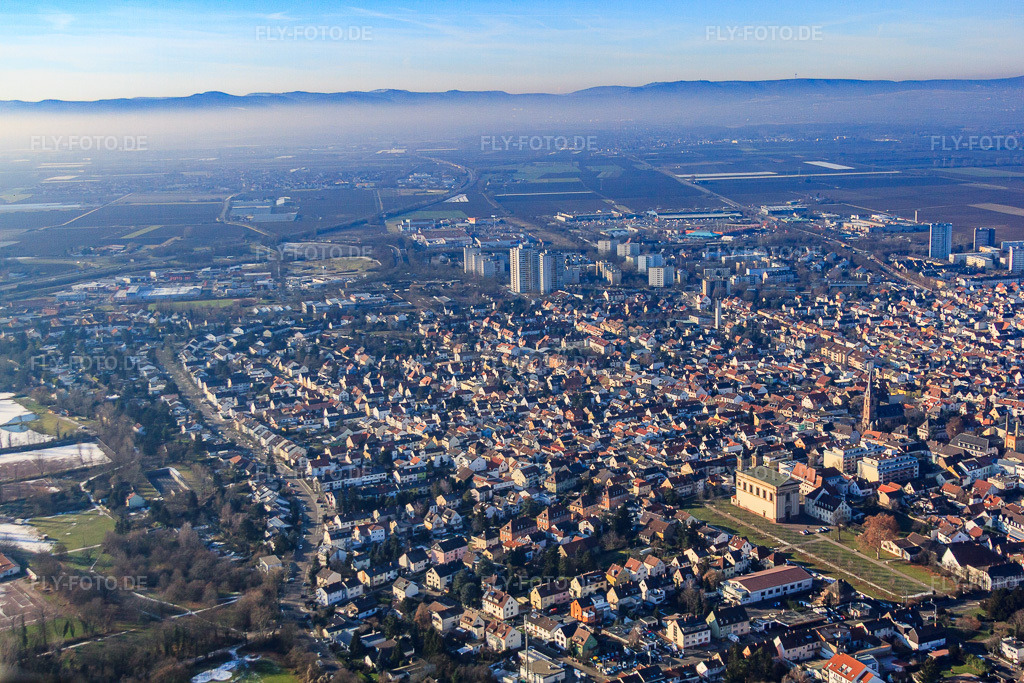 Luftbild: Stadtansicht von Südosten im Ortsteil Oggersheim in Ludwigshafen im Bundesland Rheinland-Pfalz in Deutschland. Foto: IMG_54864.jpg vom 12.12.2012 durch Werner Riehm/FLY-FOTO.deAuflösung des Originals: 4752 x 3168 px