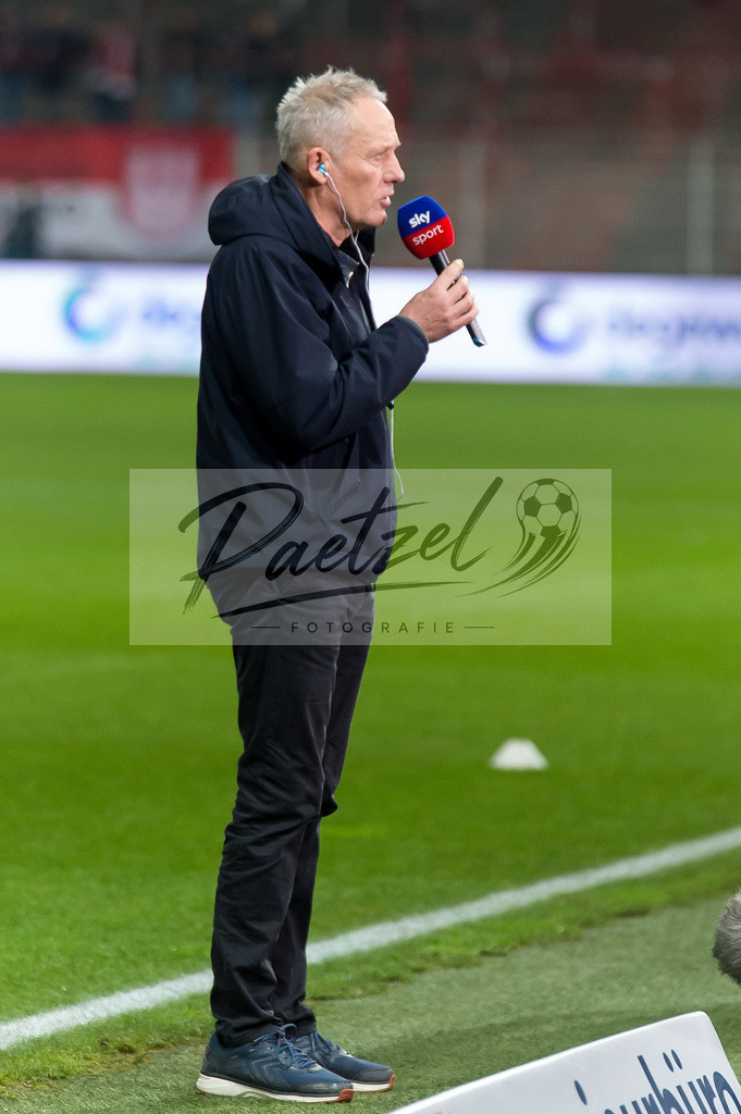 FCUFRE20211215_006 | Fussball, Herren: Trainer Christian Streich (SC Freiburg) im Interview bei dem Spiel der 1. Bundesliga zwischen 1. FC Union Berlin und SC Freiburg im Stadion An der Alten Foersterei am 15.12.2021 in Berlin, Deutschland.DFB / DFL REGULATIONS PROHIBIT ANY USE OF PHOTOGRAPHS AS IMAGE SEQUENCES AND/OR QUASI-VIDEO. - Realisiert mit Pictrs.com