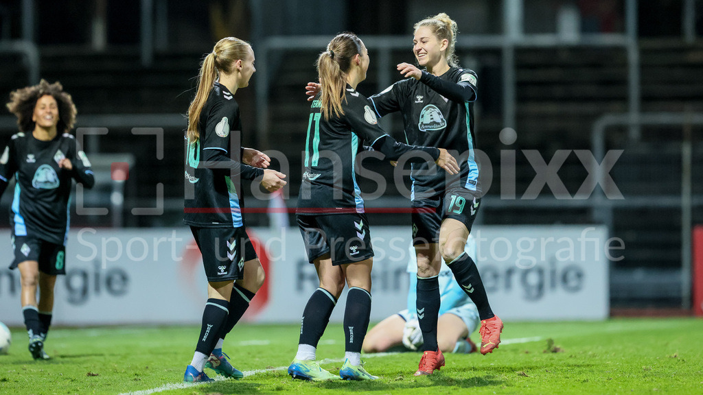 Fussball, DFB-Pokal Frauen, SC Fortuna Köln - SV Werder Bremen | v.li.: Emöke Papai (SV Werder Bremen, 16), Torschützin Maja Sternad (SV Werder Bremen, 11) und Saskia Matheis (SV Werder Bremen, 19) mit Torjubel, Jubel, jubeln, jubelt, optimistisch, Spielszene, Highlight, Freude über das Tor zum 0:2, DIE DFB-RICHTLINIEN UNTERSAGEN JEGLICHE NUTZUNG VON FOTOS ALS SEQUENZBILDER UND/ODER VIDEOÄHNLICHE FOTOSTRECKEN. DFB REGULATIONS PROHIBIT ANY USE OF PHOTOGRAPHS AS IMAGE SEQUENCES AND/OR QUASI-VIDEO.