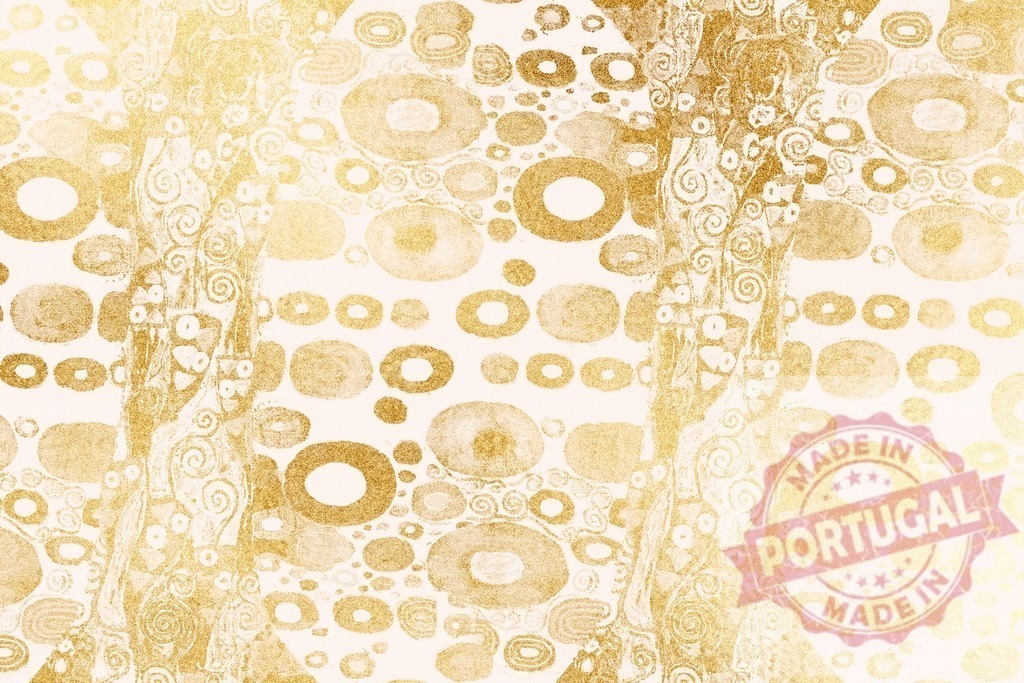 Gustav klimt Gustav Klimt The Kiss detail with golden patterns | Klimt's The Kiss artwork featuring golden abstract patterns and circles - Realized with Pictrs.com