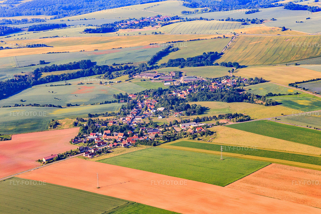 Luftbild: Dorfansicht aus Norden im Ortsteil Greifenhagen in Arnstein im Bundesland Sachsen-Anhalt in Deutschland. Foto: IMG_148092.jpg vom 12.06.2025 durch Werner Riehm/FLY-FOTO.de