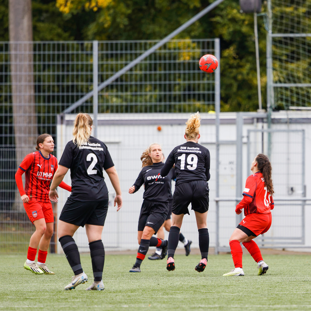 FCHHOH_251005_8222 | 1.FC Heidenheim 1846 II vs. SGM Hohenmemmingen/Sontheim, Fußball, Frauen, Bezirksliga, 2025/2026, 4. Spieltag, 05.10.2025 in Heidenheim, Kunstrasen b. Voith-Arena West(Foto: Michael Bulling) - Realisiert mit Pictrs.com