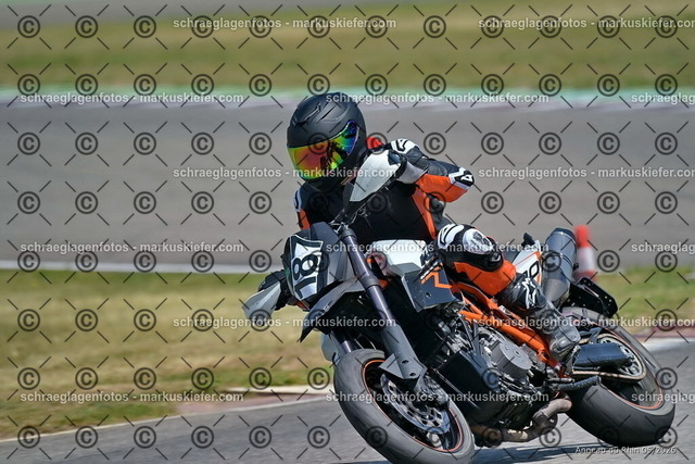 26BT02-1867 | markuskiefer.com - Realisiert mit Pictrs.com
